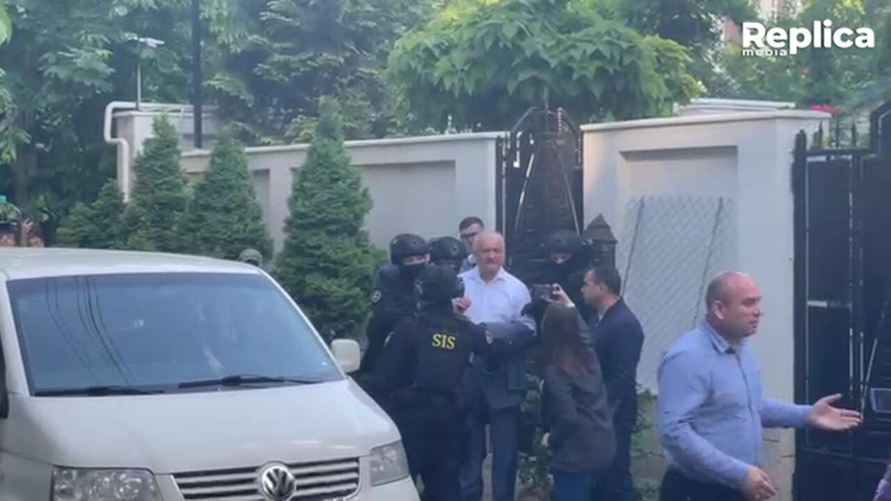  VIDEO: Momentul când Igor Dodon e scos din acasă de procurorii moldoveni