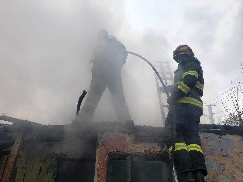  Incendiu la o casă din localitatea Munteni. Acţionează două maşini de pompieri
