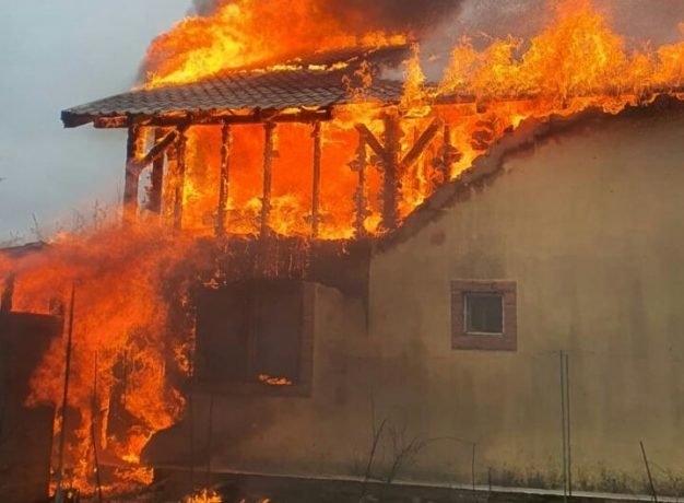  A luat foc o casă din Doroscani, județul Iași