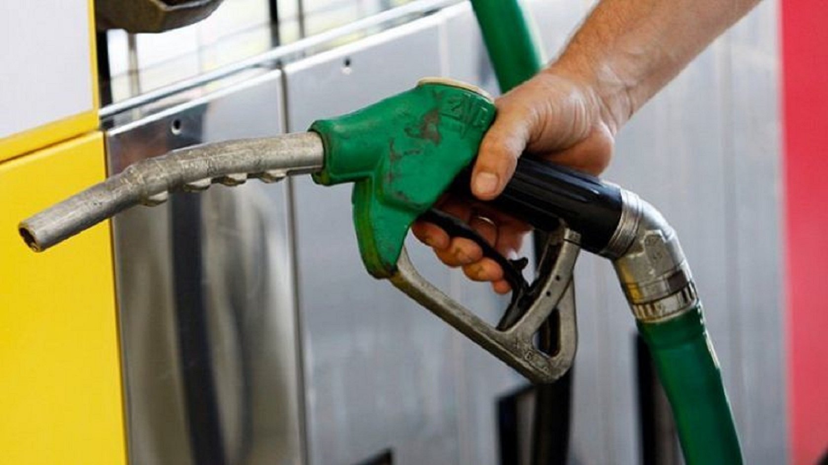  Ungaria: Începând de vineri numai automobiliştii ungari vor putea cumpăra combustibili la preţuri reduse