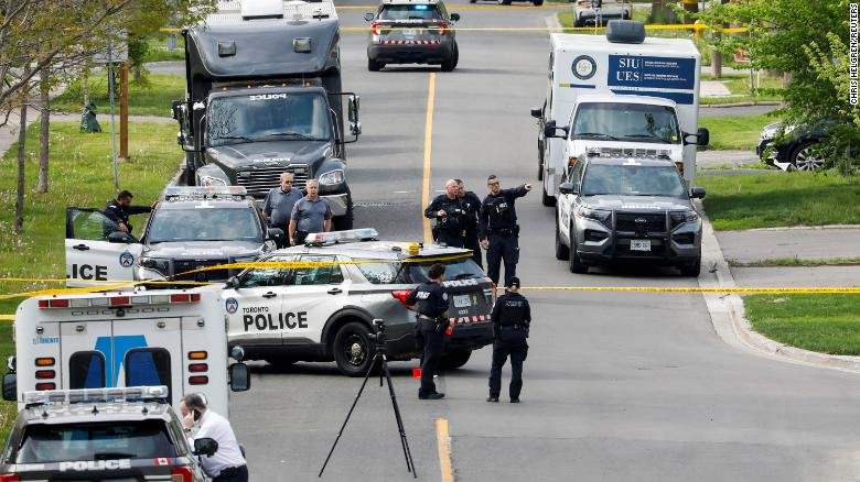  Un bărbat înarmat aflat în apropierea unei şcoli este împuşcat mortal de poliţia din Toronto