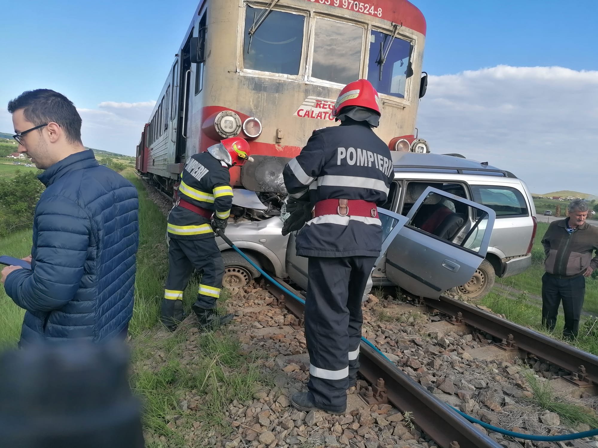  (UPDATE-VIDEO) Un şofer de 46 de ani a fost zdrobit de tren la Scobinţi în timp ce traversa cu maşina calea ferată