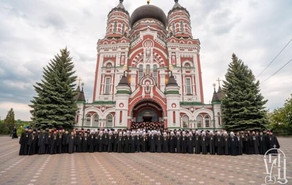  Biserica Ortodoxă Ucraineană, până acum subordonată Patriarhiei Ruse, anunţă desprinderea de aceasta