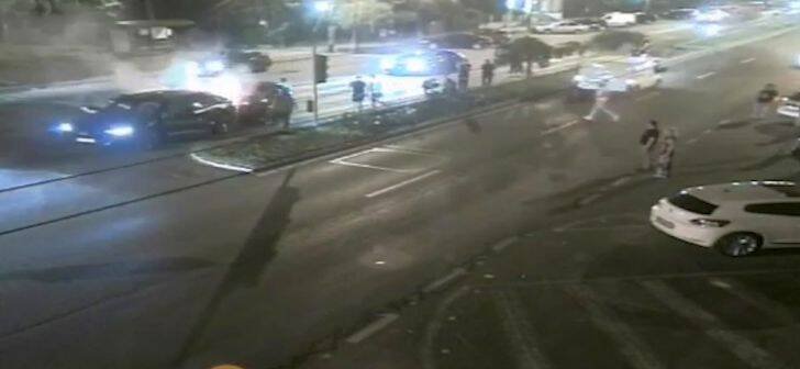  VIDEO: Două mașini au luat foc după ce s-au izbit una în alta la semafor