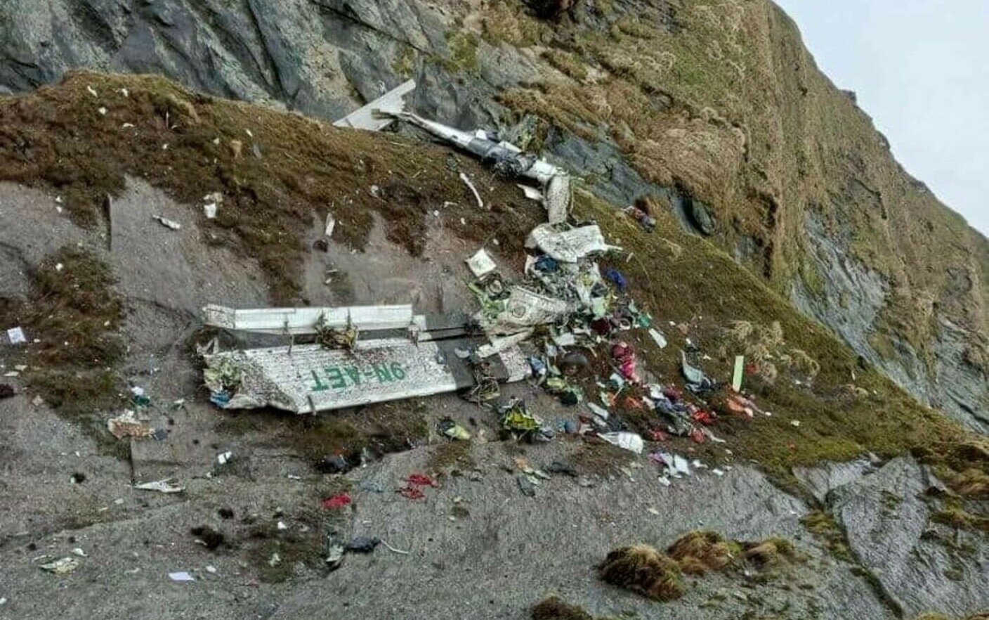  A fost găsită epava avionului dispărut în Nepal. Echipele de intervenţie au recuperat 14 cadavre