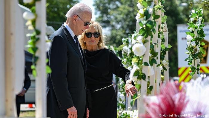  Joe Biden alină durerea Uvalde, un oraş traumatizat de un atac armat, într-o vizită la Şcoala Primară Robb