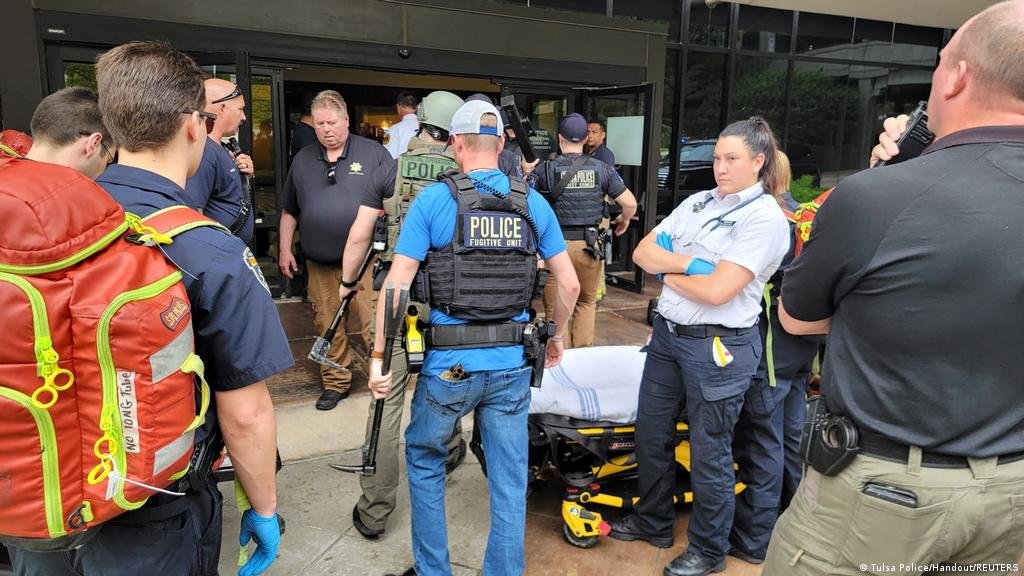  Un bărbat înarmat cu o carabină şi un pistol a ucis patru persoane într-un centru medical din Oklahoma