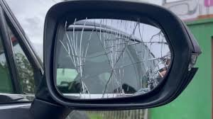  O șoferiță cu BMW a vrut să-şi repare oglinda pe spinarea altui şofer. Nu i-a ieșit