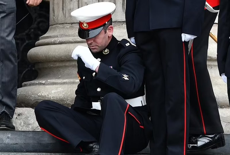  VIDEO Trei soldați britanici au leșinat în timpul slujbei jubiliare a Reginei Marii Britanii. Care ar fi cauza