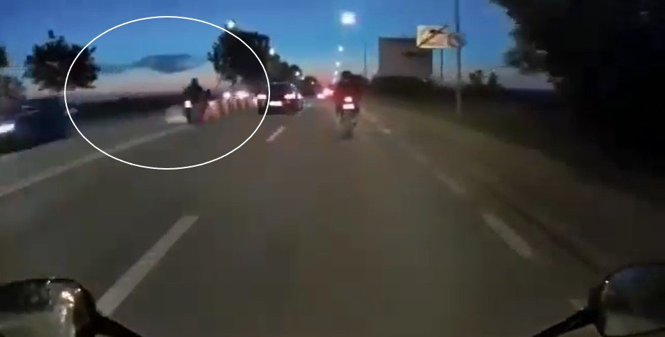  Imagini greu de urmărit! Un motociclist a izbit fatal o maşină care circula regulamentar (VIDEO)