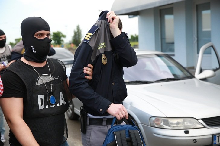  Cei 18 polițiști de frontieră timișoreni  prinși că luau mită, achitați pe motiv că au fost provocați să accepte banii