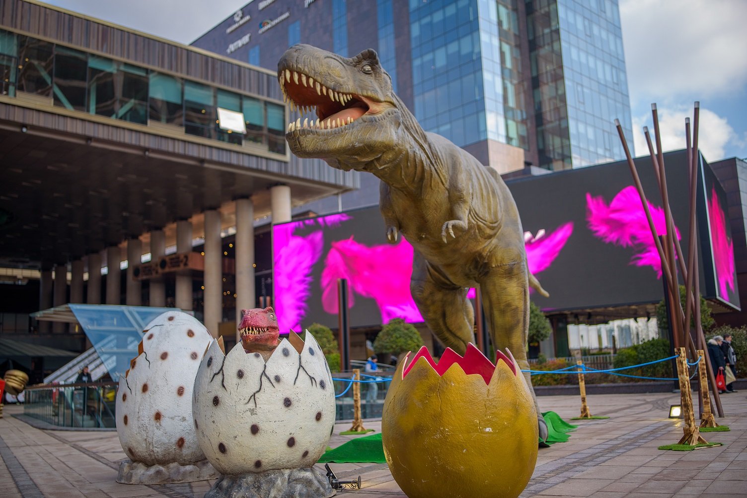  Lumea Dinozaurilor: expoziție cu 26 de dinozauri animatronici de până la 13 metri lungime, la Palas