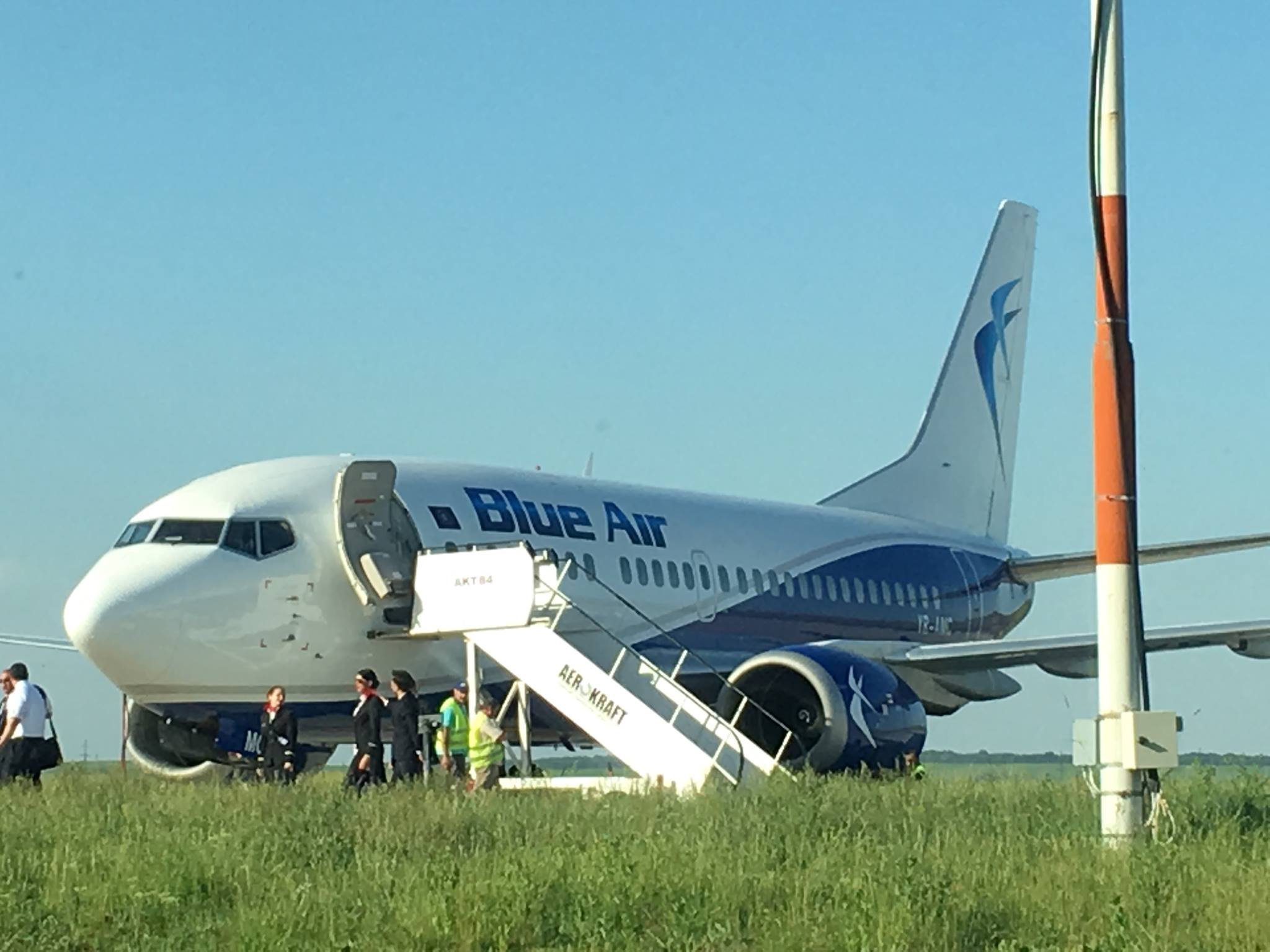  Blue Air a suspendat până la sfârşitul lui octombrie zborurile de pe cinci rute din Iaşi