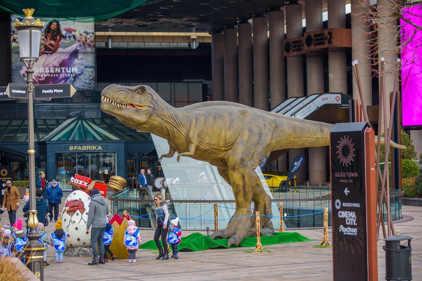  Expoziţie de dinozauri în grădina Palas. Au 13 metri lungime (FOTO)