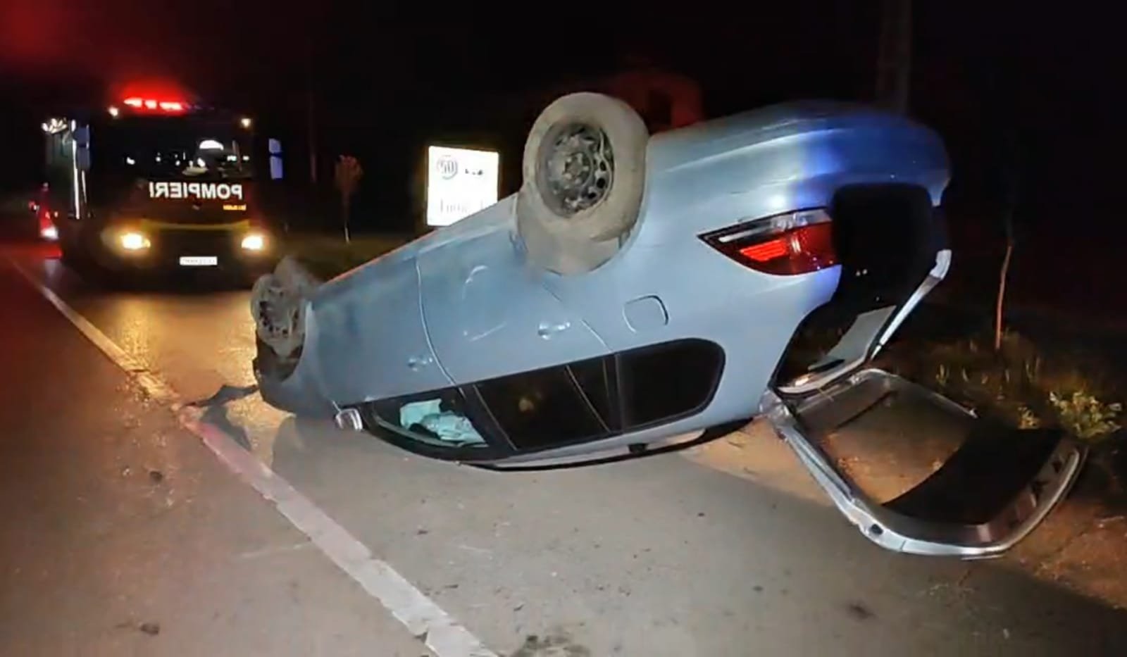  Accident, noaptea trecută în Chicerea. Un șofer începător s-a răsturnat cu mașina apoi a fugit FOTO