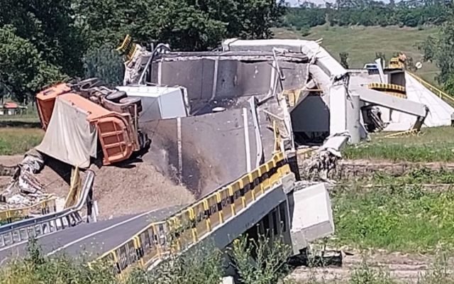 VIDEO Un pod făcut de PSD în Neamț în urmă cu șase luni s-a prăbușit. Un autocamion și o autoutilitară au ajun sîn albia Siretului
