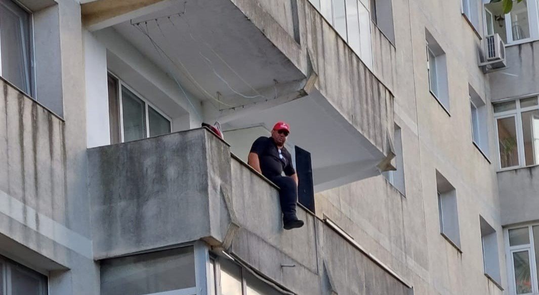  Situaţie de urgenţă! O persoană s-a urcat pe balustrada unui bloc din spatele Halei Centrale (UPDATE)