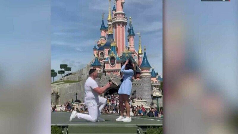  Cerere în căsătorie inedită la Disneyland, sabotată de un angajat zelos. Cum a decurs momentul stânjenitor