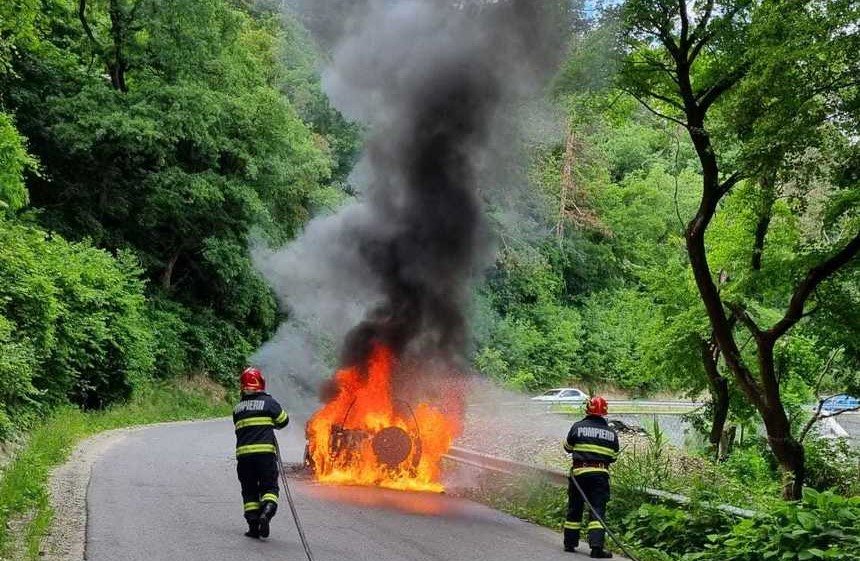  Un autoturism care a luat foc în mers a ars ca o torţă (VIDEO)