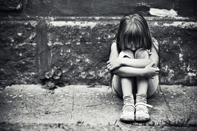  Răducăneni: 10 ani de închisoare după ce a abuzat sexual de fetiţa sa în vârstă de şase ani
