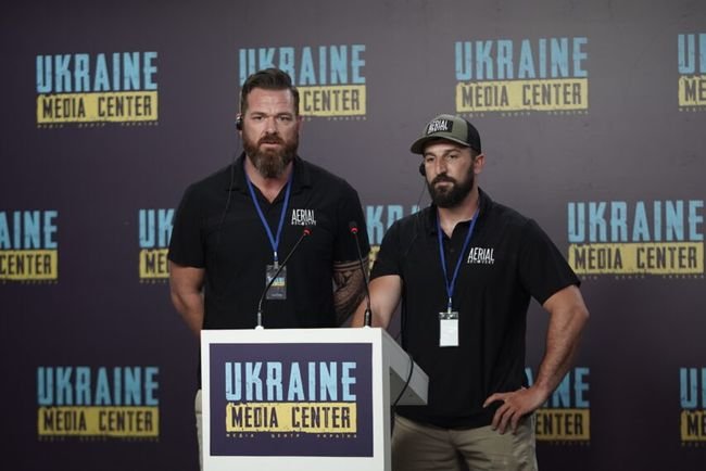  Rămas fără picioare în Afganistan, un atlet american ajută soldaţii răniţi în Ucraina
