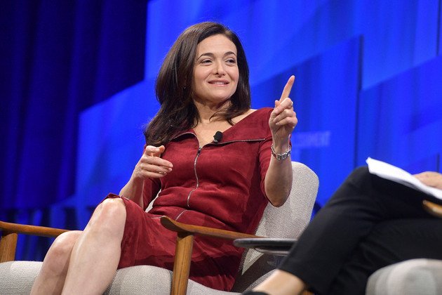  Sheryl Sandberg, director de la Facebook, investigată în privinţa folosirii resurselor companiei în interes personal