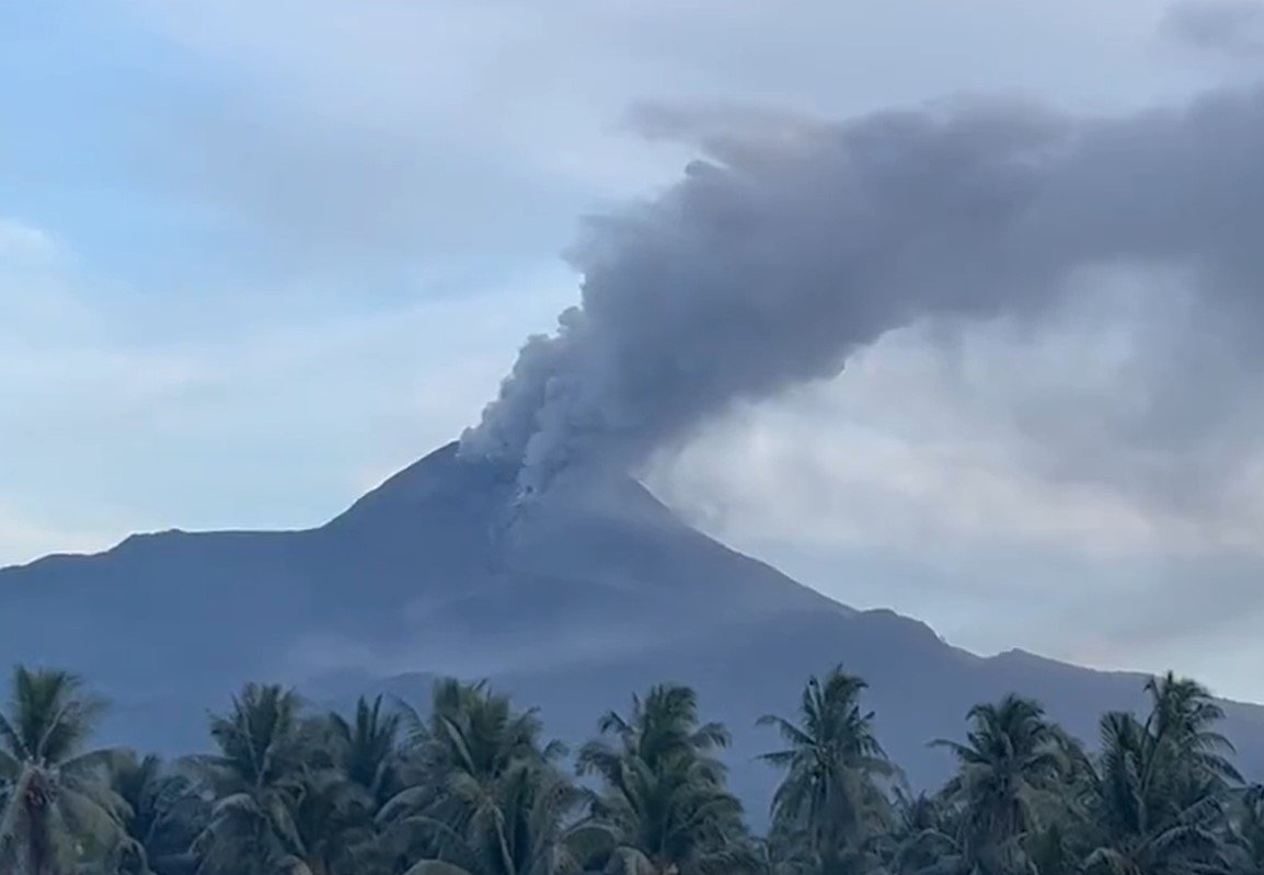 Oraş din Filipine acoperit de cenuşă după a doua erupţie a Vulcanului Belusan în decurs de o săptămână