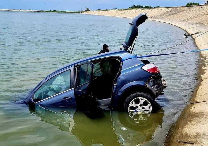  O maşină a căzut în râul Argeş. Şoferul, în vârstă de 34 de ani, a reuşit să iasă