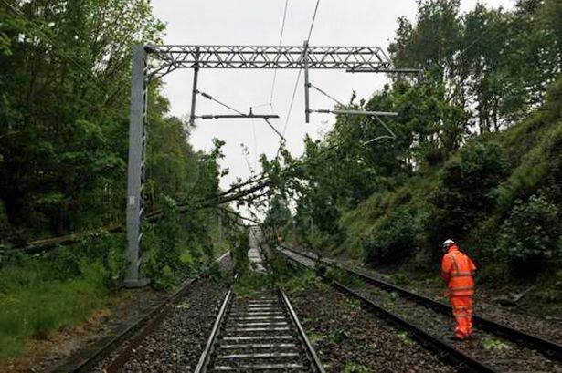  Furtună în Bucureşti – Circulaţia feroviară a fost oprită între Ramificaţia Pajura şi Bucureşti Nord