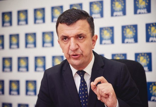  Liviu Brătescu, prim-vicepreşedintele PNL IaşI, îi ia locul Laurei Scântei în Senat