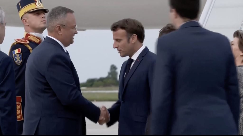  Presedintele Emmanuel Macron a ajuns în România. El viziteaza baza de la  Baza Kogălniceanu
