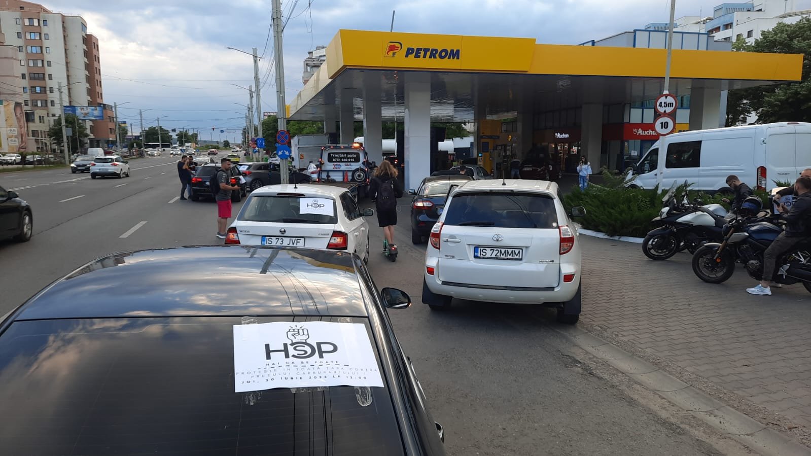  Proteste la staţia Petrom din Păcurari faţă de scumpirea carburanţilor (FOTO)