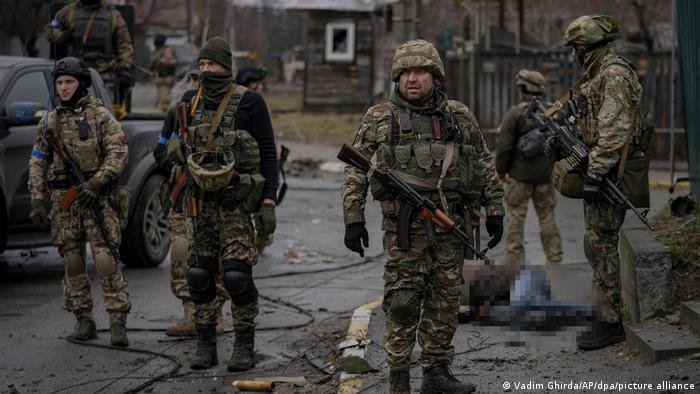  Civilii ucraineni se antrenează cu armata într-o zonă fortificată din Bucha