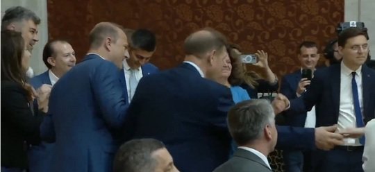  Parlamentarii români şi moldoveni, prinşi în horă la Chişinău