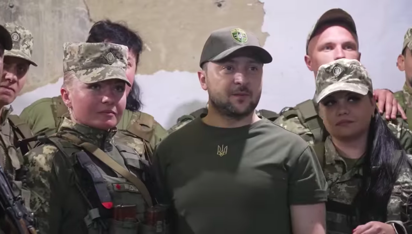  Imagini emoționante cu combatante ucrainene medaliate de Zelenski la Mikolaiv, lângă Herson, regiune ocupată aproape integral de ruși