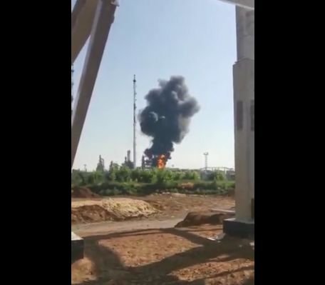  (VIDEO) Atac cu drone? Incendiu puternic la o rafinărie rusă aflată la graniţa cu Ucraina