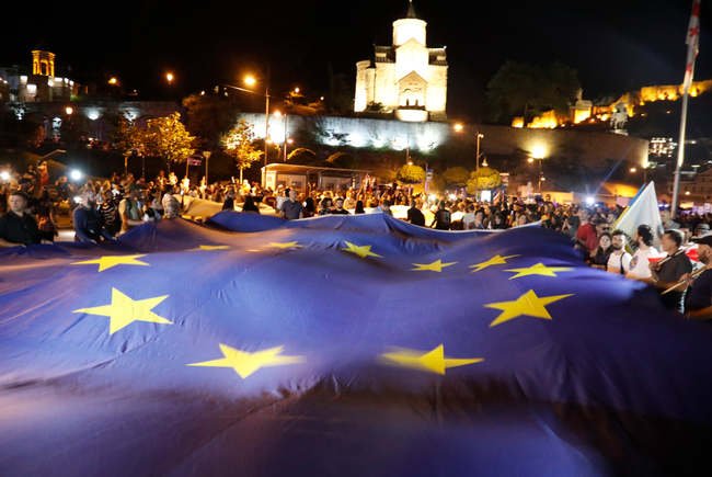  Zeci de mii de georgieni au protestat la Tbilisi cerând aderarea la UE