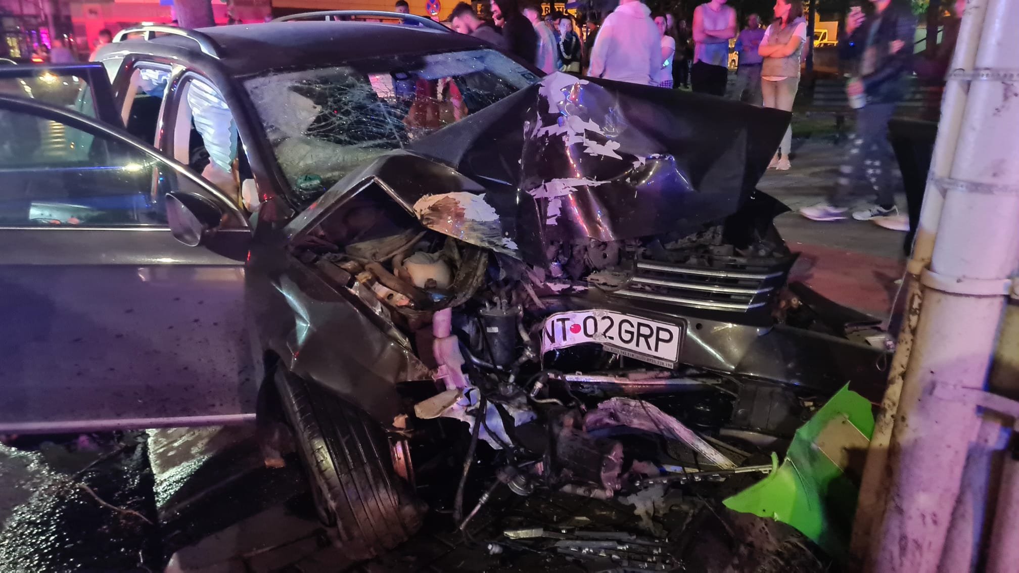  VIDEO-FOTO Accident la miezul nopții în Rondul Vechi. O șoferiță a intrat într-un refugiu de tramvai și a fost aruncată într-un stâlp