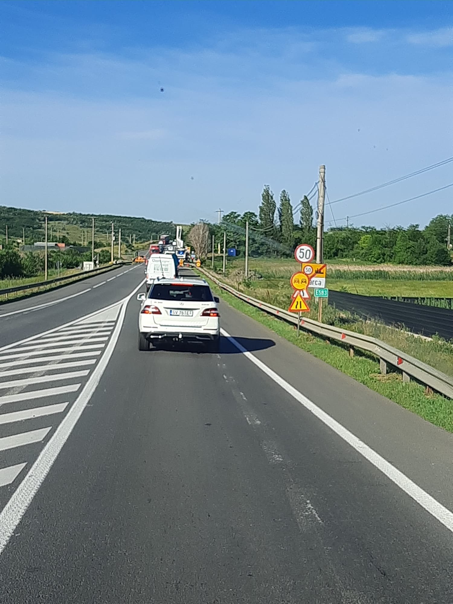  Ambuteiaj de trei kilometri la podul de la Sârca. FOTO