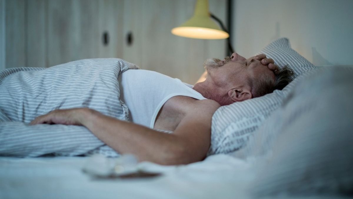  STUDIU: Somnul cu o sursă de lumină în cameră îngrașă și crește riscul unor afecțiuni grave