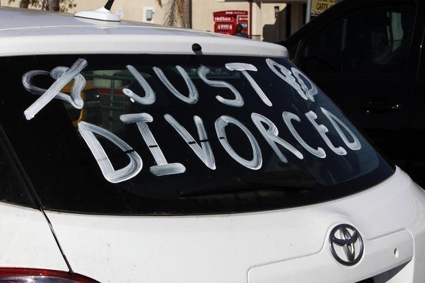  Maşina este pe numele soţiei, dar o conduce soţul. La cine rămâne la divorţ?