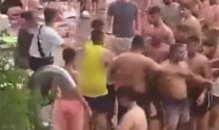 Sute de persoane s-au bătut la o piscină din Berlin, după ce o femeie a scuipat un bărbat