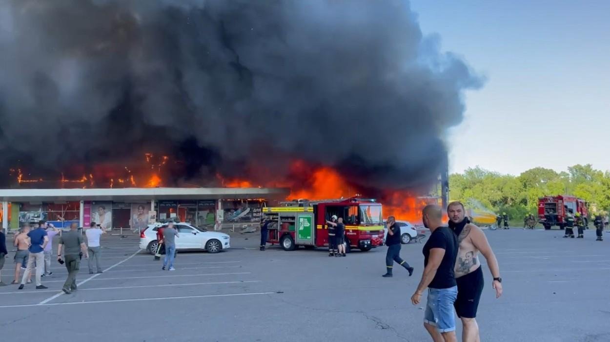  Numărul victimelor bombardamentului mall-ului din Kremenciug urcă la 18 morţi