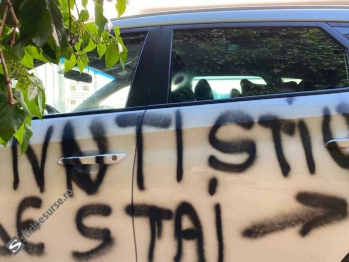  FOTO Mașina unui judecător, vandalizată la două zile după ce l-a condamnat pe primarul municipiului Medgidia