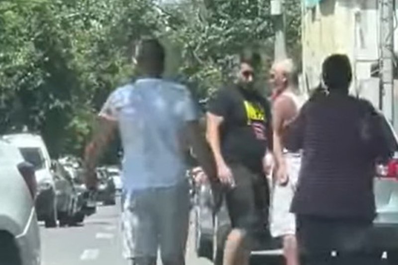  (VIDEO) Bătaie cu pumnii și picioarele între doi șoferi din Galați. O mașină a fost vandalizată