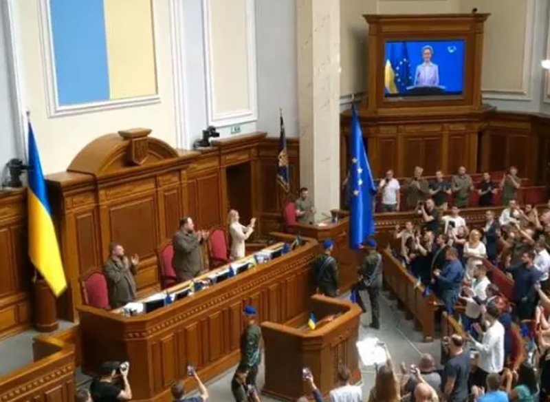  (VIDEO) Moment emoționant în Parlamentul Ucrainei. Steagul UE a fost arborat în legislativul de la Kiev
