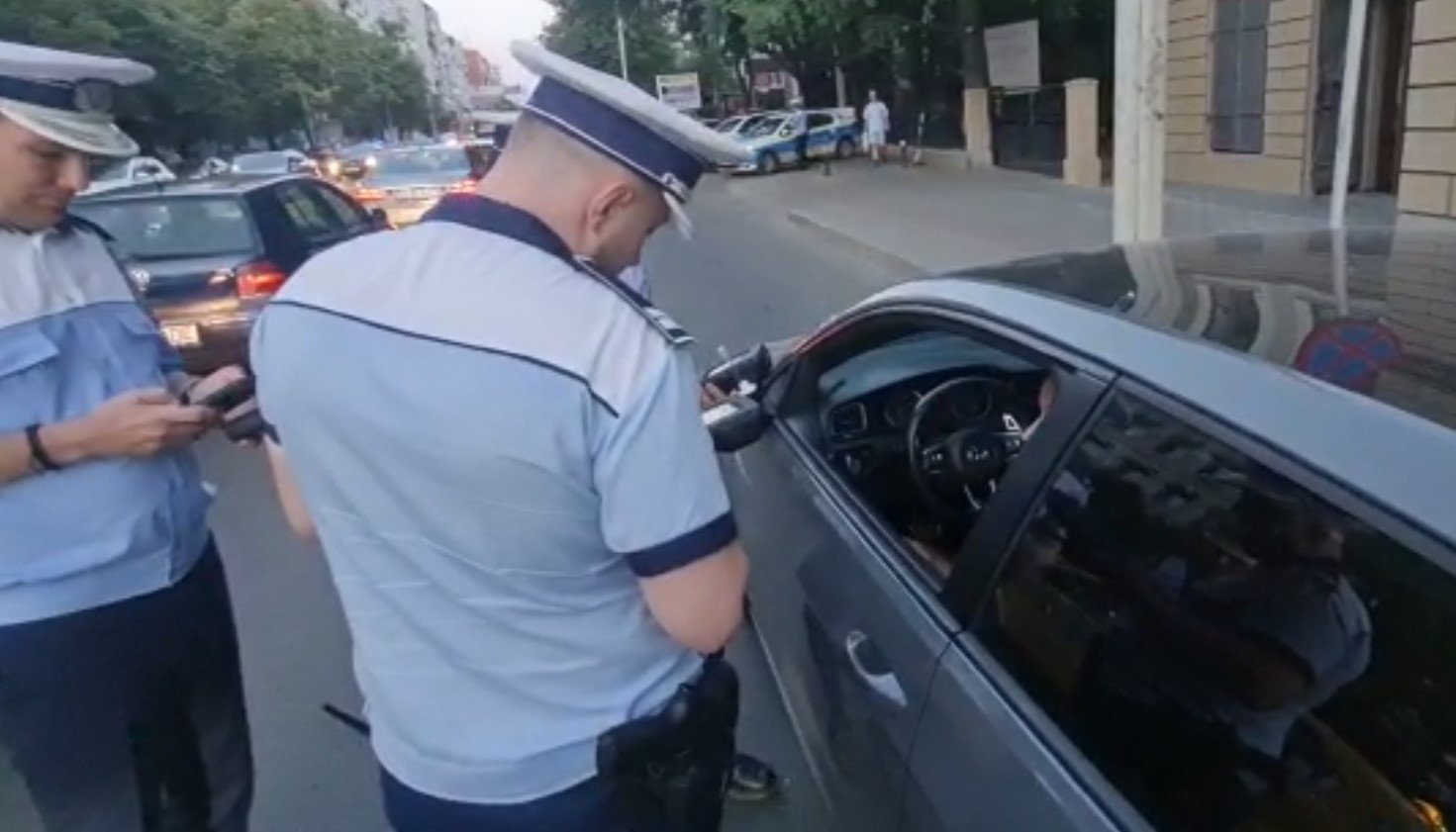  Un tânăr depistat drogat, a facut scandal poliţiştilor de la Rutieră (VIDEO)