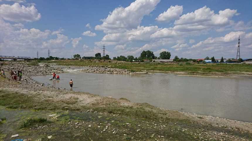  Tânără salvată din apele râului Moldova, unde a mers la scăldat. Fratele ei, care a sărit după ea, este căutat de pompieri