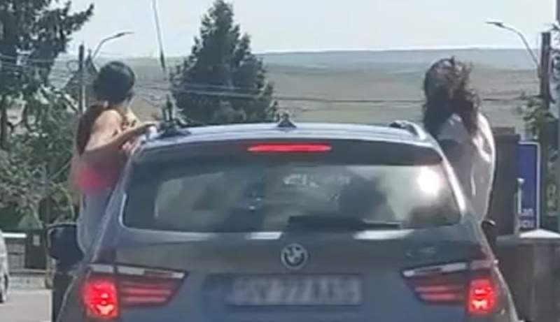  (VIDEO) Două pițipoance amendate pentru că circulau atârnate în afara geamului mașinii