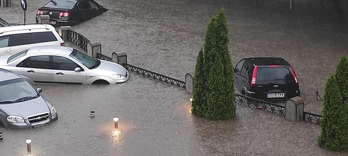  Municipiul Craiova, devastat de furtuna de sâmbătă, se află din nou sub avertizare meteo